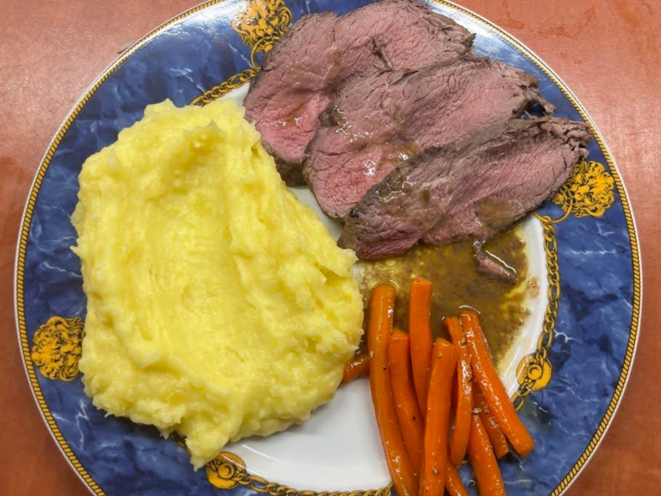 Chuck tender s glazírovanou mrkví a bramborovou kaší
