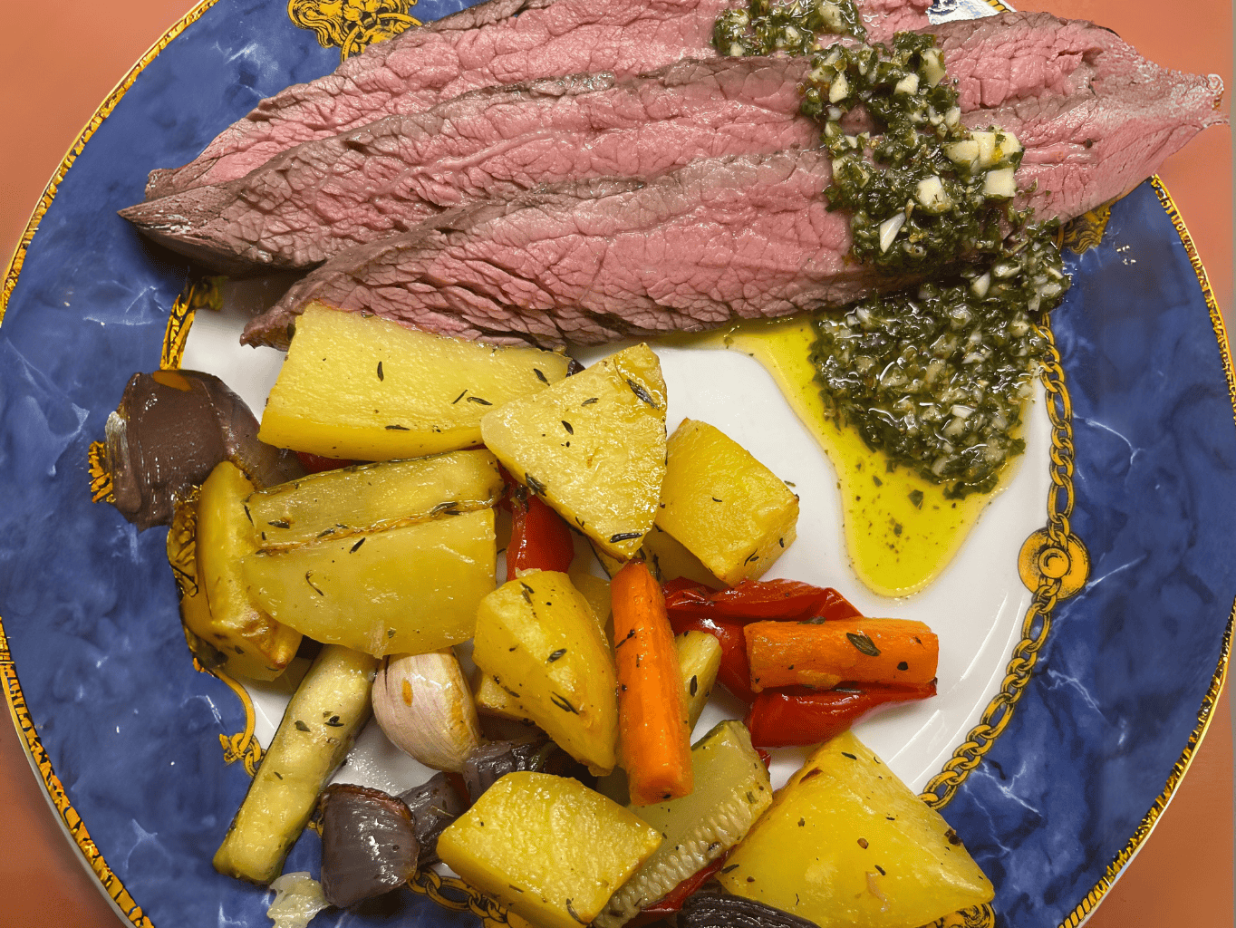 Flank steak připravený v sous vide s argentinskou omáčkou chimichurri